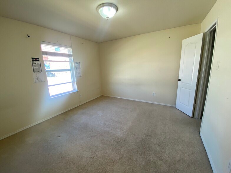 Building Photo - 2504 Kent Dr