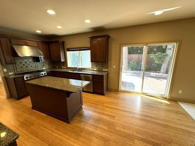 Building Photo - 4Bd/2.5Ba Bellevue Home