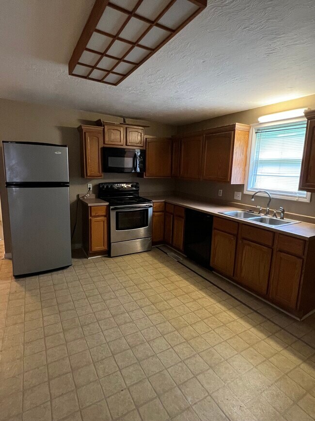 Building Photo - 341 W Main St