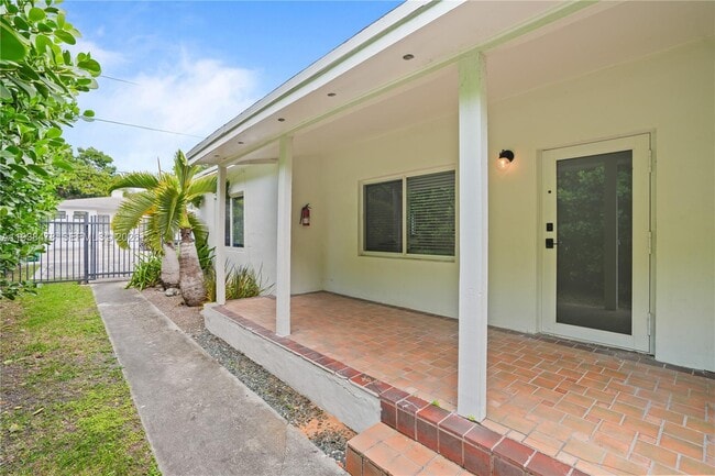 Building Photo - 550 NE 68th St