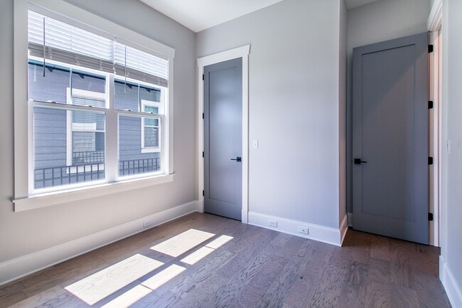 Building Photo - Newer Home