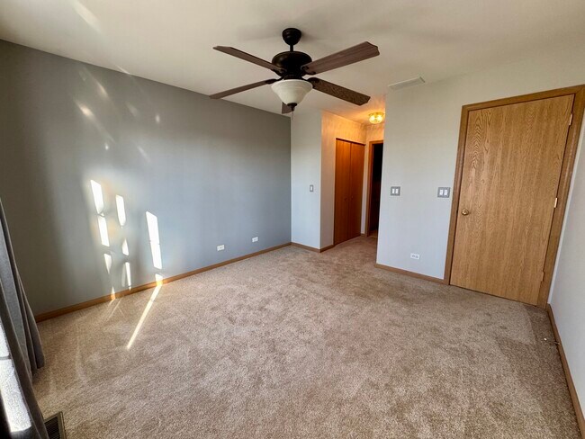 Building Photo - 951 Ellsworth Dr