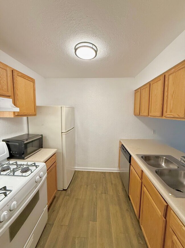 Building Photo - Now available! Charming 2 bed / 1 bath condo in a prime Tallahassee location.