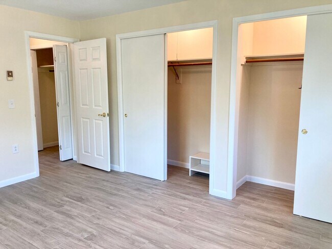 Building Photo - Clean ready to go 2/1 in Beverly Hills!