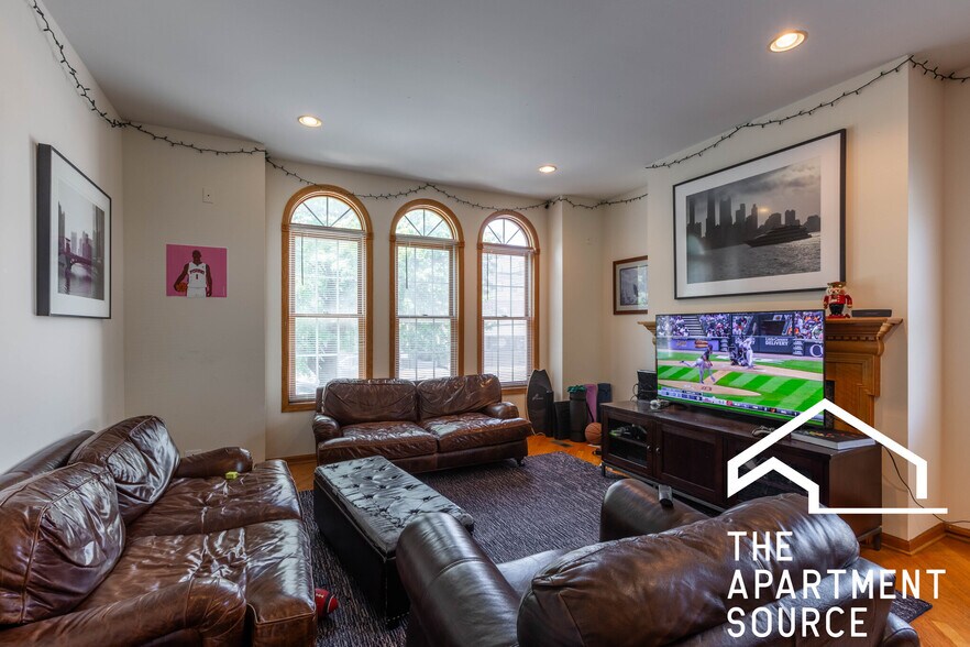 Building Photo - 2743 N Southport Ave