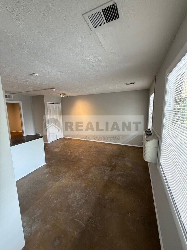 Building Photo - 468 N Limestone