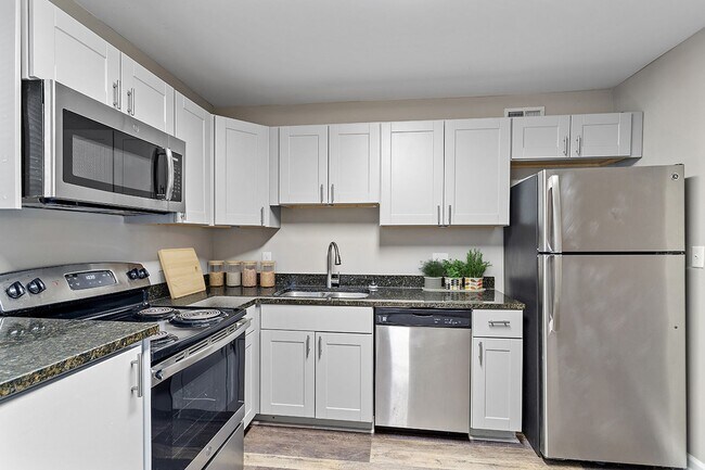 Building Photo - Renovated 2BR/1BA Apts Near Downtown Raleigh. 1 Mile to 1-440. Pets Welcome.