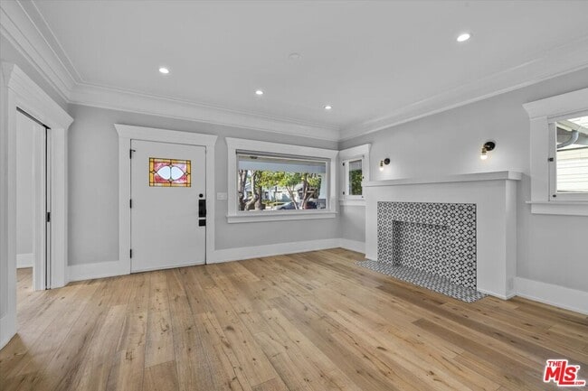 Building Photo - 1828 W 43rd Pl