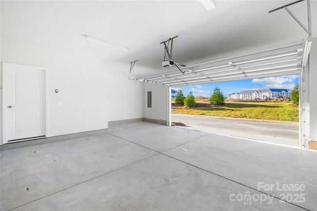 Building Photo - 5676 Clear Creek Ln