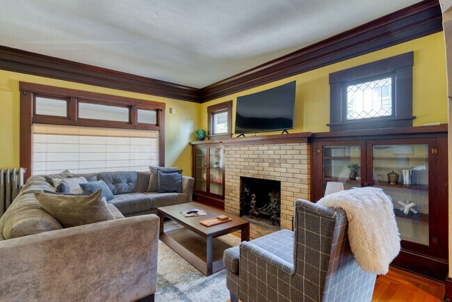 Building Photo - 2034 NE Flanders St