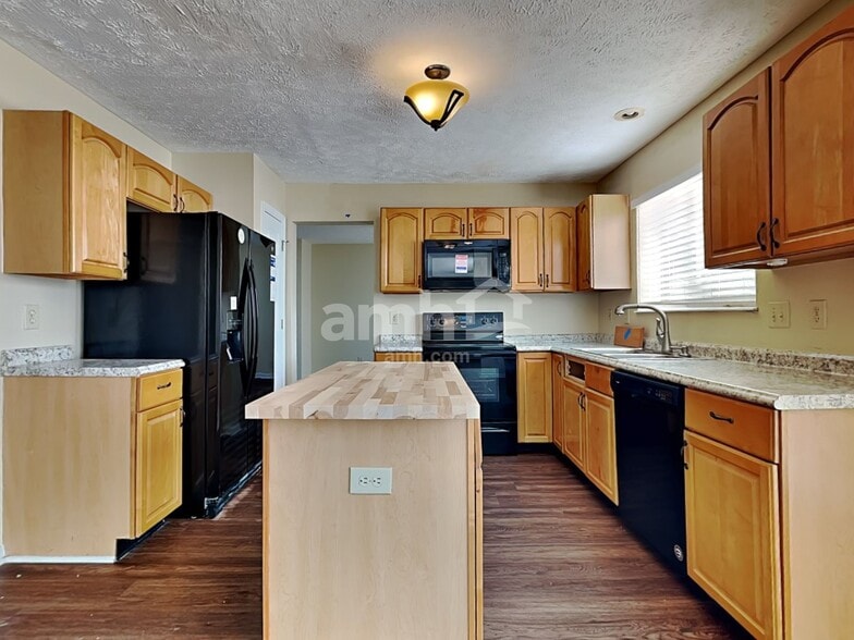 Building Photo - 25 Thorne Hill Dr