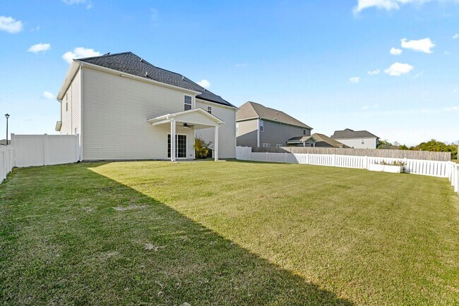 Building Photo - Large 5 bedroom home- don't miss this one!