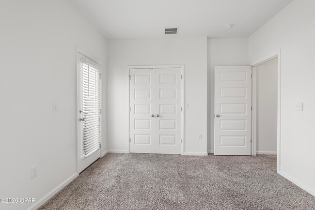 Building Photo - 413 Raven Ln