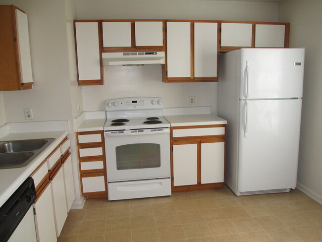 Building Photo - 2 Bedroom, 1 bath apartment - Downstairs Unit