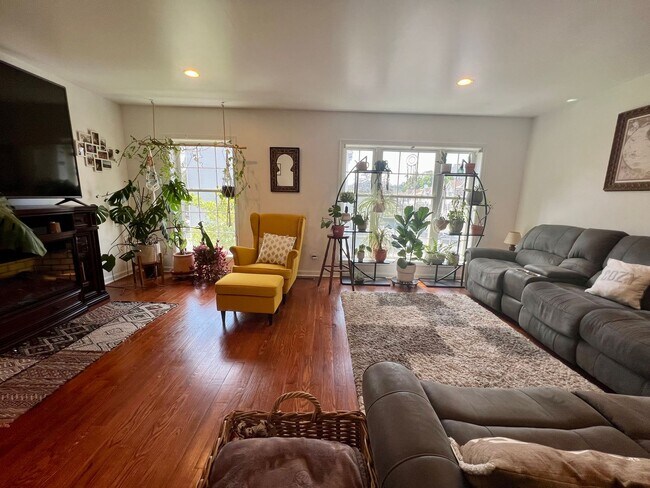 Building Photo - Stunning 3-Bedroom Townhome with 1-Car Gar...
