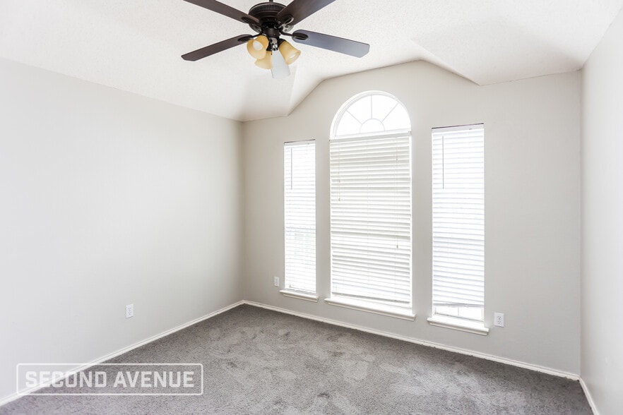 Building Photo - 1301 Clear Creek Dr