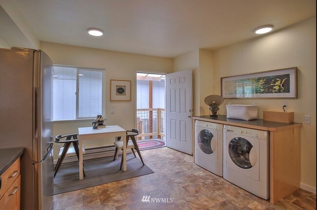 Kitchen - 209 N 90th St