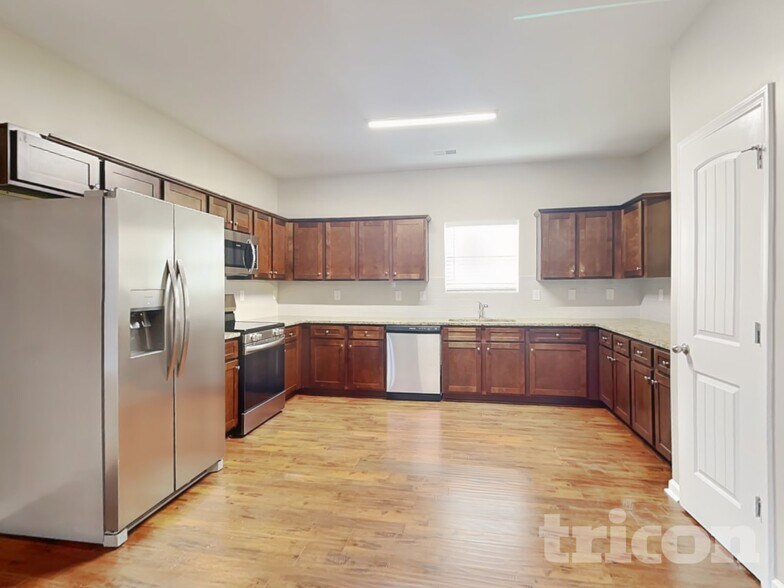Building Photo - 165 Daisy Cir