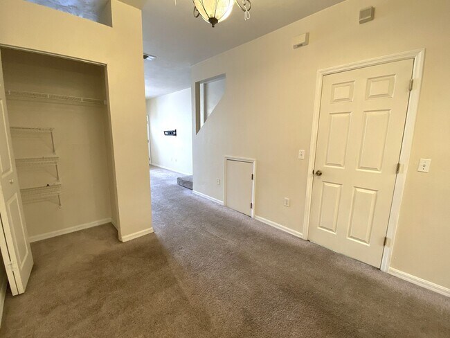 Building Photo - Kensington North #1608 - Pet Friendly!