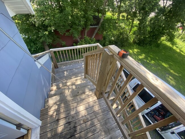 Building Photo - 3 Bed 1 Bath very close to UWEC available June 1st.