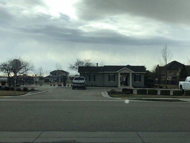 Building Photo - Walking distance to Settlers Park