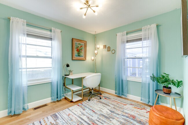 Office workspace, bright and sunny! - 6620 SE Reedway St