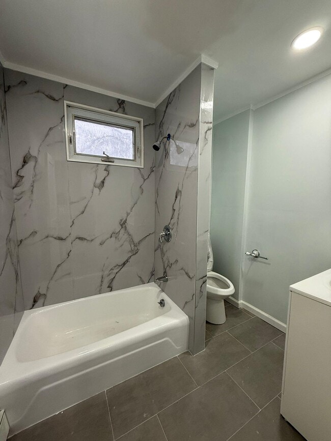 Building Photo - 407 Elm St