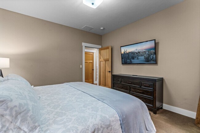 Building Photo - Grand Northwest Crossing Home. Fully furnished monthly rental. Walk to Compass Park. All Utilitie...