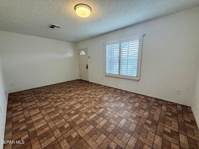 Building Photo - 12118 Royal Woods Dr