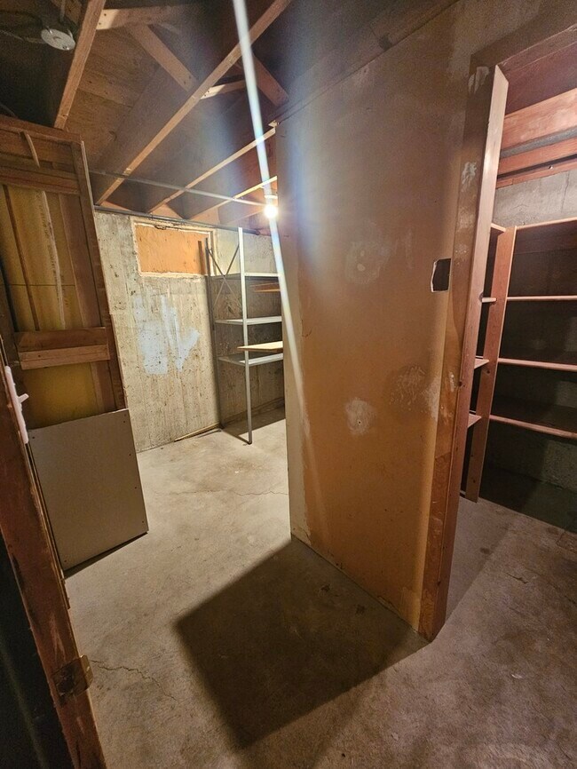 Building Photo - 4 bed 2 bath Home in Murray