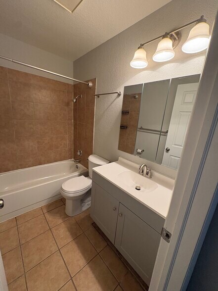 Building Photo - 204 Peach
