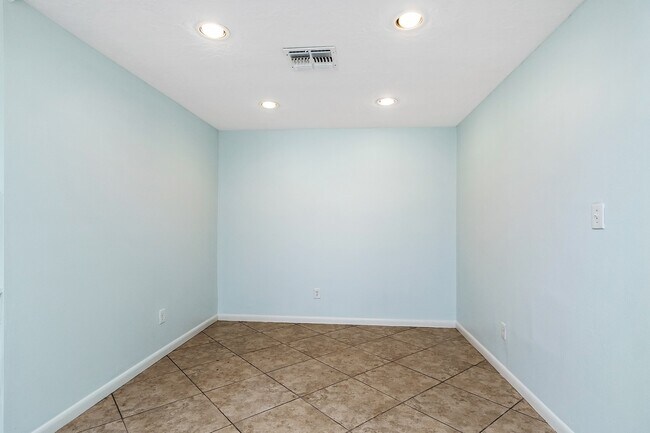 Building Photo - 5511 Greentree Dr