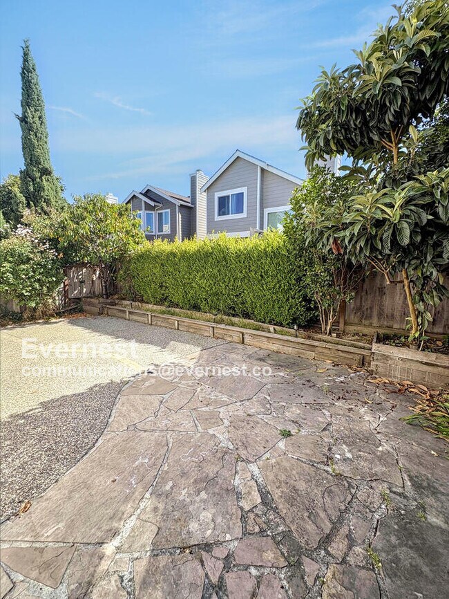 Building Photo - 34282 Kenwood Dr