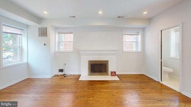 Building Photo - 452 Oakwood St SE