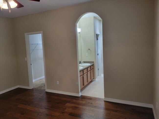 Building Photo - 4 Bed 3 Bath home with A/C and a gas fireplace, Available 5/8! - MileStone Real Estate Services