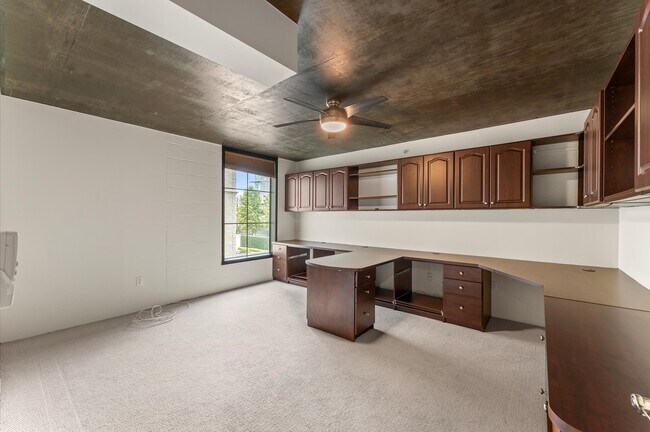 Building Photo - 1005 S Shepherd Dr