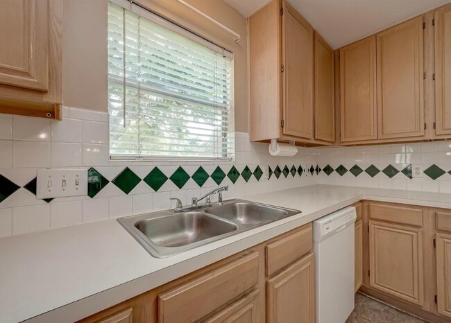 Building Photo - 4914 Jaymar Dr