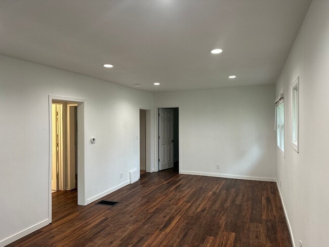 Building Photo - Remodeled 2 Bedroom House for Rent