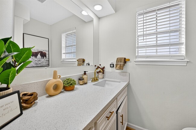 Building Photo - 15202 La Mancha Dr