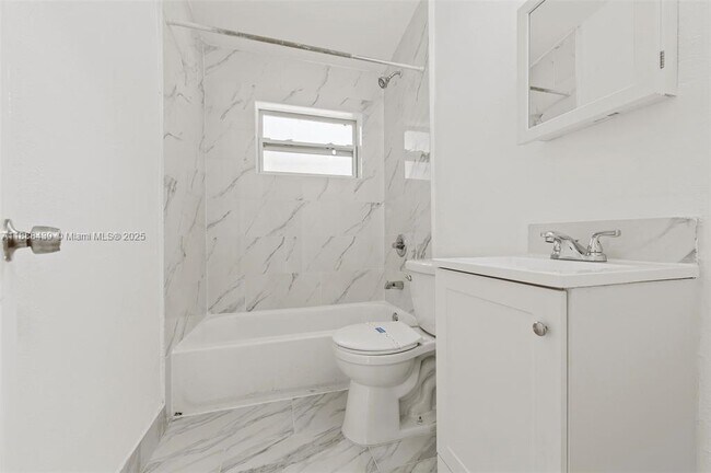 Building Photo - 1524 NW 18th Ct