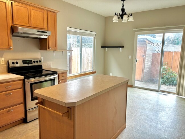 Building Photo - Montavilla 3 bed, 2 1/2 bath house