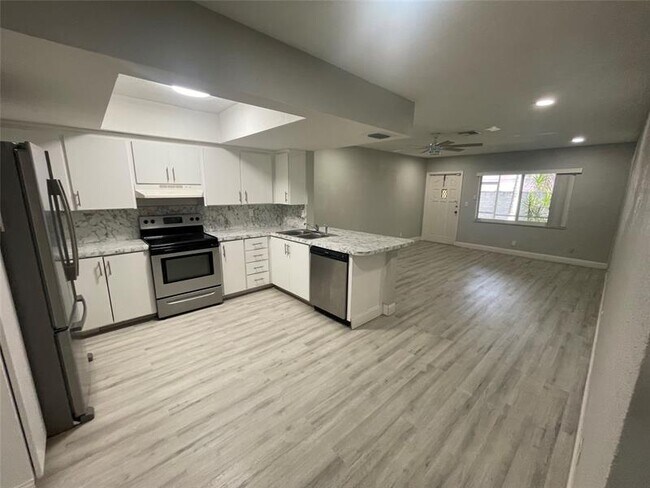 Building Photo - 7902 NW 70th Ct