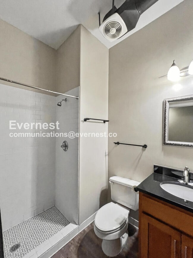 Building Photo - 2 Bed/2 Bath Condo with Modern Amenities / Pet-Friendly / Available Now!