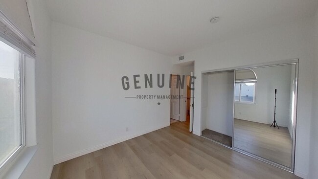 Building Photo - Beautiful 3BD 3.5BA Townhome in Newport Heights