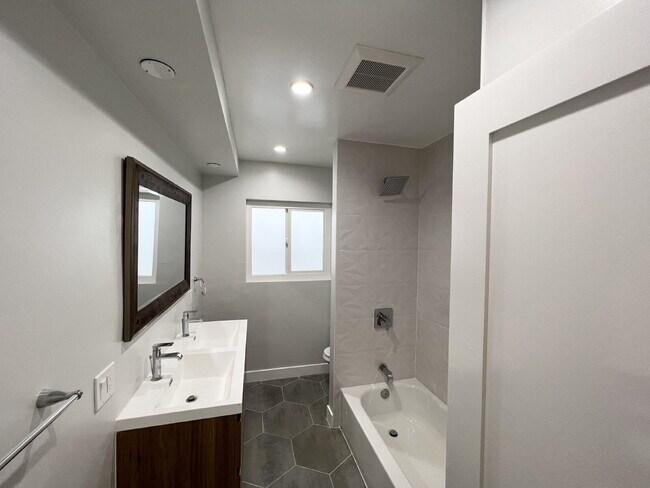 Building Photo - Modern Pet-Friendly Hawthorne Home With Ga...