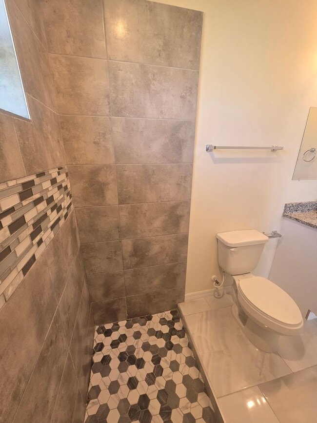 Building Photo - LARGE 3/2/1 -Duplex, prime Location-Lehigh...