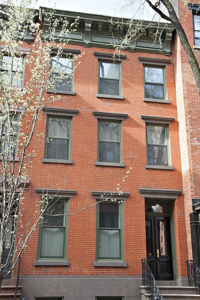 Building Photo - 19 Perry St
