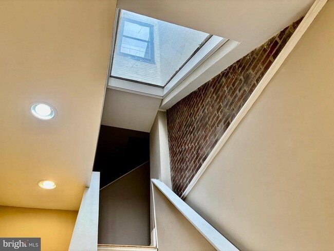 Building Photo - 300 Lombard St