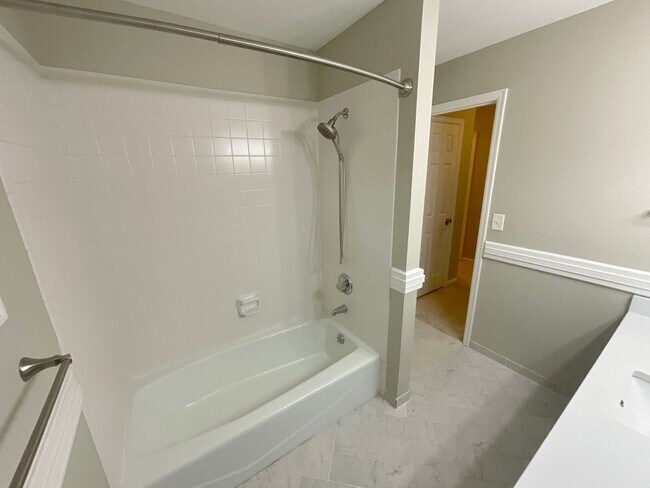 Building Photo - 4 Bedroom Home Available Near S Academy Bl...
