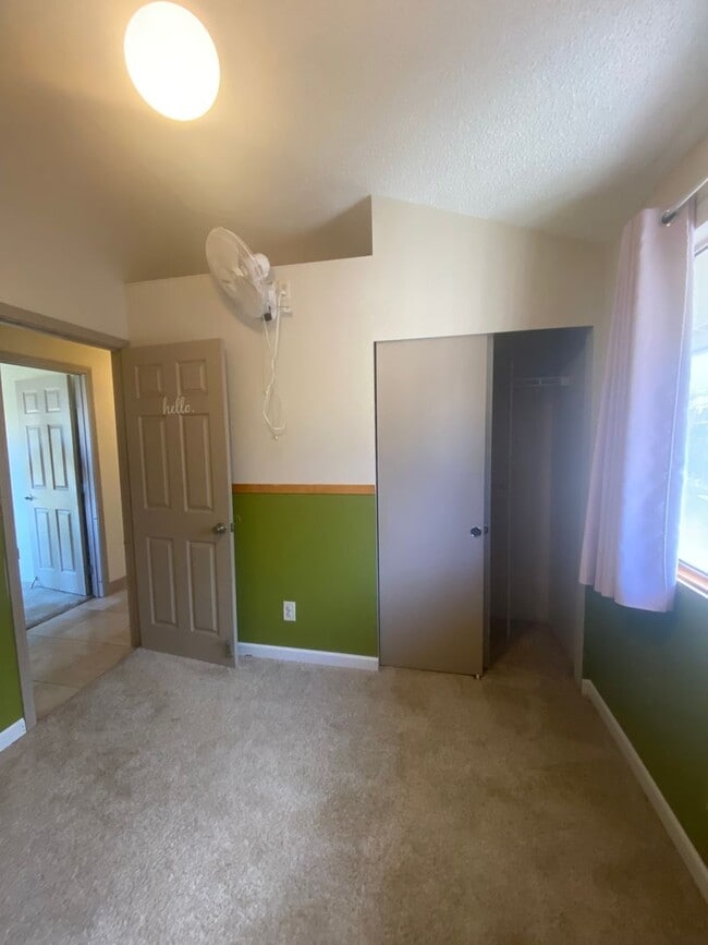 Building Photo - Great price for this 3 Bedroom 1.5 Bathroo...